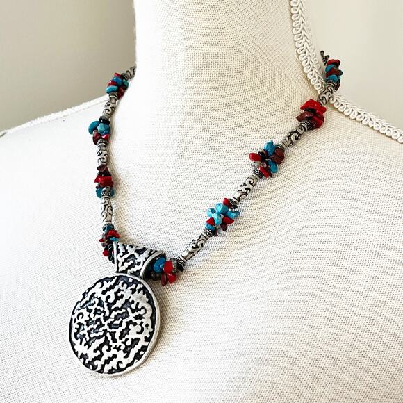 Chico’s Silver Textured Pendant Necklace - Picture 4 of 9